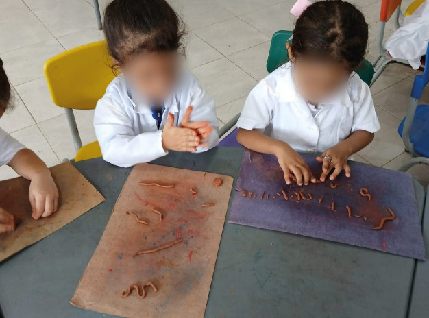 Imagen que contiene persona, tabla, interior, niño

Descripción generada automáticamente