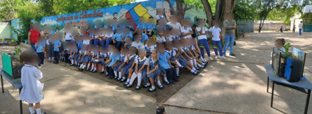 Un grupo de gente en la calle

Descripción generada automáticamente con confianza media