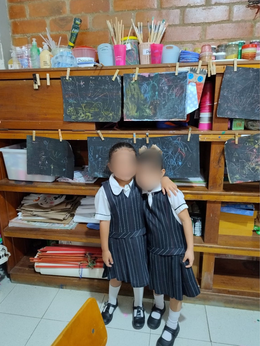 Imagen que contiene interior, tabla, estante, escritorio

Descripción generada automáticamente