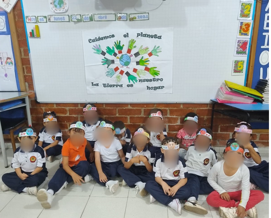 Imagen que contiene interior, niño, juguete, oso

Descripción generada automáticamente