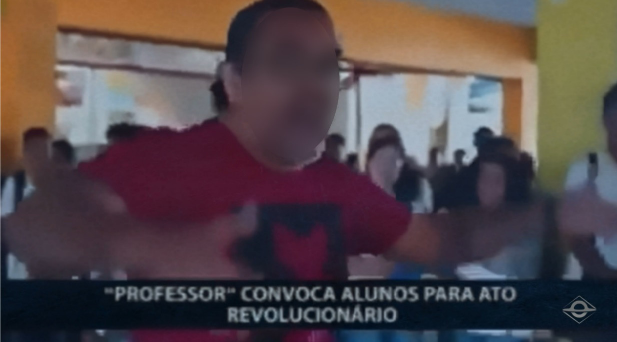 Homem sentado em frente a televisão