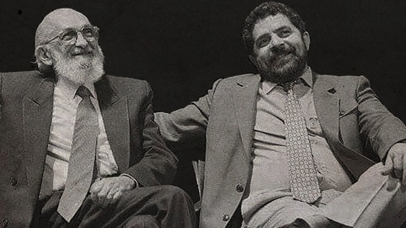 Foto preta e branca de homens posando para foto

O conteúdo gerado por IA pode estar incorreto.